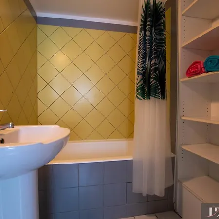 Lägenhet Meuble 4 Personnes, Terrasse Sud, Parking, Proche Et Port - Fr-1-825-35